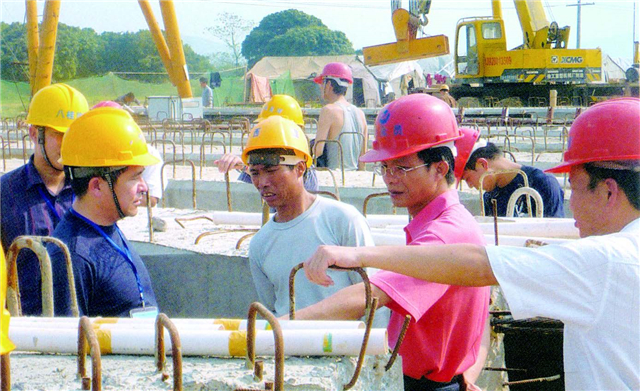 2009年，楊川（前右二）在玉鐵七標(biāo)施工現(xiàn)場(chǎng)了解技術(shù)應(yīng)用情況.jpg
