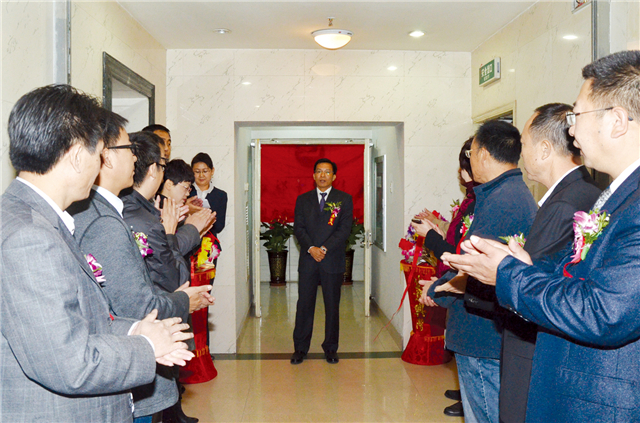 2012年10月，在西部同力機(jī)械設(shè)備公司揭牌儀式上，楊川（中）致辭.jpg